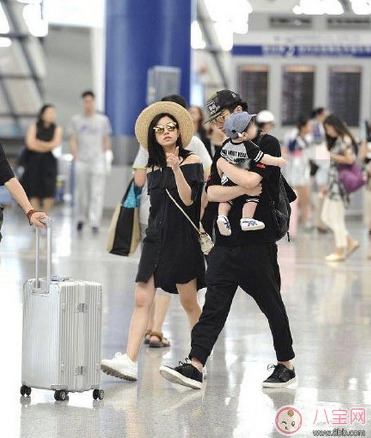 陳曉抱娃姿勢專業(yè) 什么樣的抱娃姿勢寶寶最舒服