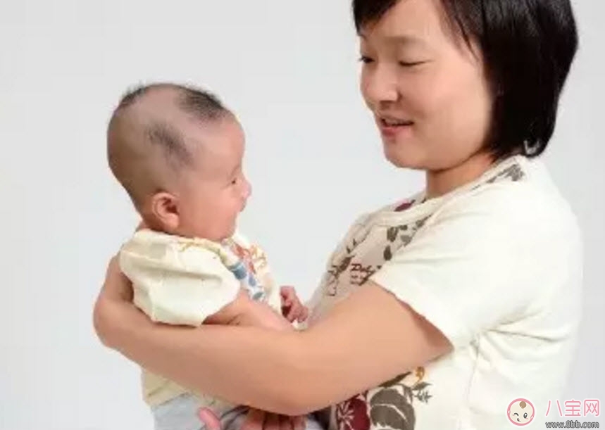 陳曉抱娃姿勢專業(yè) 什么樣的抱娃姿勢寶寶最舒服