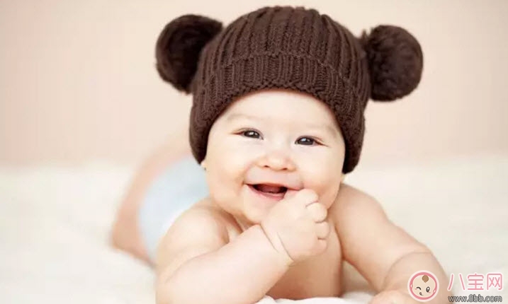 寶寶吃手怎么辦 寶寶吃手指的原因(寶寶吃手指還有這些好處)