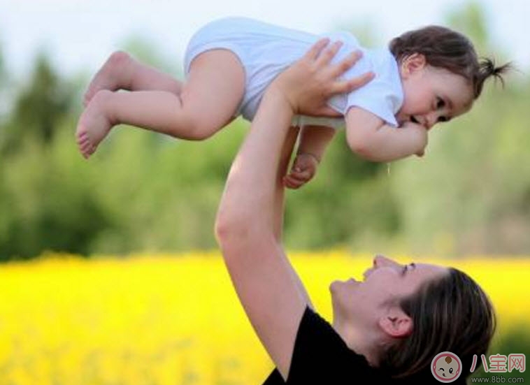 陳曉抱娃姿勢專業(yè) 什么樣的抱娃姿勢寶寶最舒服