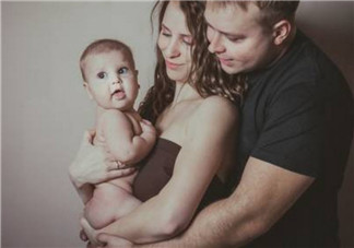 陳曉抱娃姿勢(shì)專業(yè) 什么樣的抱娃姿勢(shì)寶寶最舒服