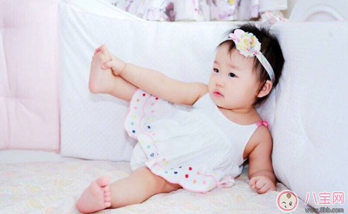 伊能靜女兒小米?？心_丫萌萌的 寶寶為啥都愛啃腳丫