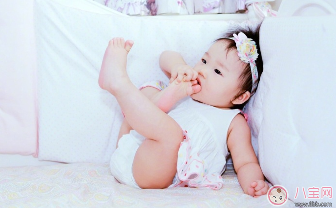 伊能靜女兒小米?？心_丫萌萌的 寶寶為啥都愛啃腳丫