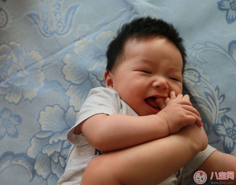 伊能靜女兒小米?？心_丫萌萌的 寶寶為啥都愛啃腳丫