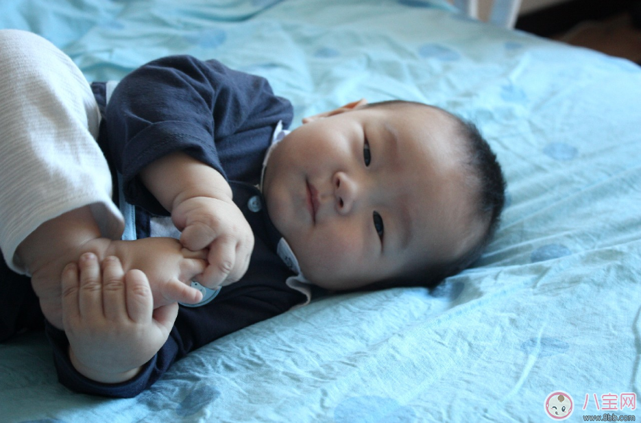 伊能靜女兒小米?？心_丫萌萌的 寶寶為啥都愛啃腳丫