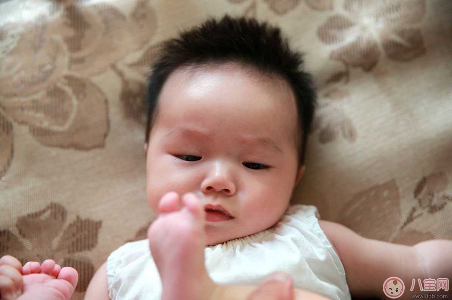 伊能靜女兒小米?？心_丫萌萌的 寶寶為啥都愛啃腳丫