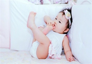 伊能靜女兒小米?？心_丫萌萌的 寶寶為啥都愛(ài)啃腳丫