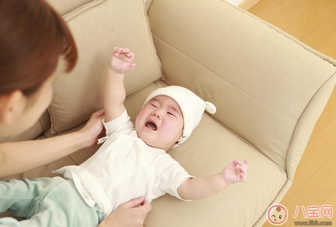 為什么寶寶睡前要哭鬧的原因 寶寶睡覺哭鬧怎么辦(注意力轉(zhuǎn)移大法) 為什么寶寶睡前要哭鬧的原因 寶寶睡覺哭鬧怎么辦(注意力轉(zhuǎn)移大法)