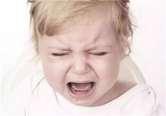 為什么寶寶睡前要哭鬧的原因 寶寶睡覺哭鬧怎么辦(注意力轉移大法)