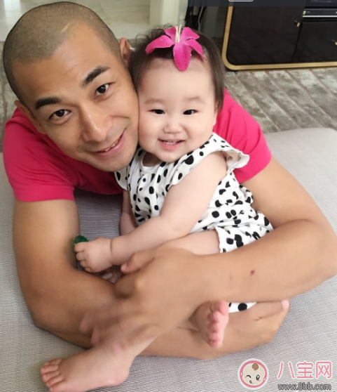 趙文卓?jī)商旒倨谝惨丶铱春⒆?爸爸工作忙碌如何照料孩子 趙文卓?jī)商旒倨谝惨丶铱春⒆?爸爸工作忙碌如何照料孩子