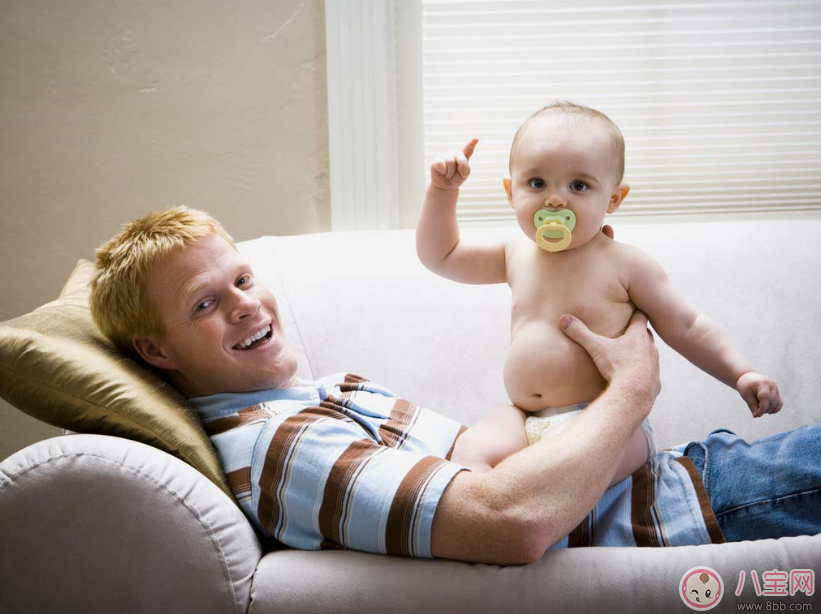 趙文卓?jī)商旒倨谝惨丶铱春⒆?爸爸工作忙碌如何照料孩子 趙文卓?jī)商旒倨谝惨丶铱春⒆?爸爸工作忙碌如何照料孩子
