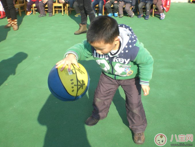 孩子是左撇子是比別人聰明些嗎 左撇子是否需要糾正 孩子是左撇子是比別人聰明些嗎 左撇子是否需要糾正