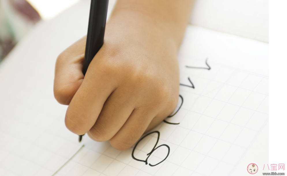 孩子是左撇子是比別人聰明些嗎 左撇子是否需要糾正 孩子是左撇子是比別人聰明些嗎 左撇子是否需要糾正