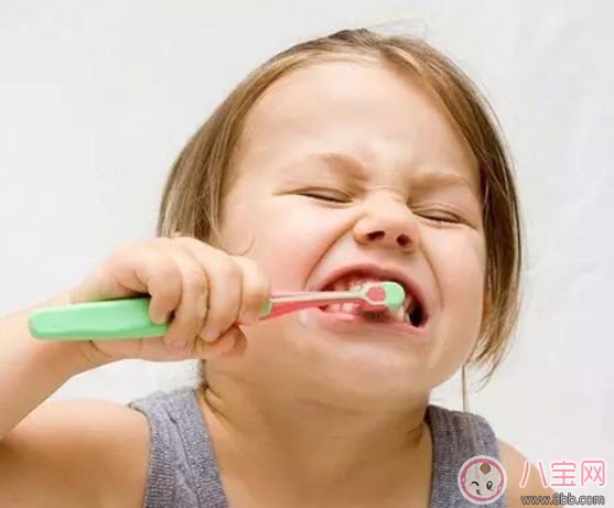 1-3歲寶寶要不要用牙膏 寶寶牙膏含氟好不好 1-3歲寶寶要不要用牙膏 寶寶牙膏含氟好不好