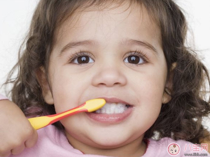 1-3歲寶寶要不要用牙膏 寶寶牙膏含氟好不好 1-3歲寶寶要不要用牙膏 寶寶牙膏含氟好不好