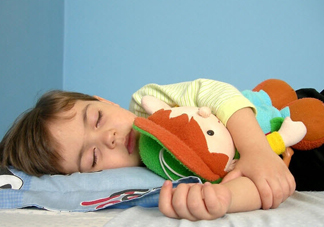 孩子分床睡的最佳年齡 寶寶分床的最佳時(shí)間2017