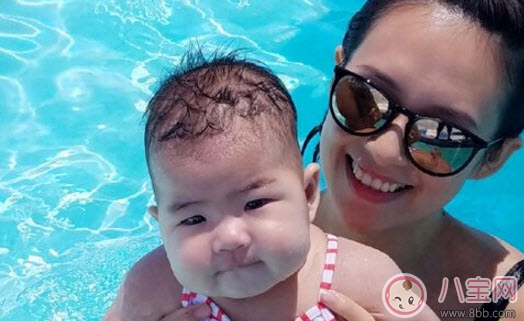 2017夏季寶寶游泳水溫多少合適 嬰兒游泳水溫過高會(huì)怎么樣 2017夏季寶寶游泳水溫多少合適 嬰兒游泳水溫過高會(huì)怎么樣