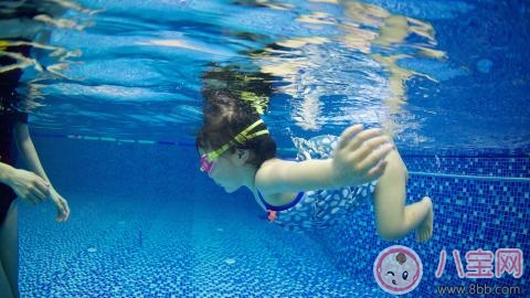 2017夏季親子游泳應(yīng)該準(zhǔn)備什么 有哪些問題需要了解 2017夏季親子游泳應(yīng)該準(zhǔn)備什么 有哪些問題需要了解