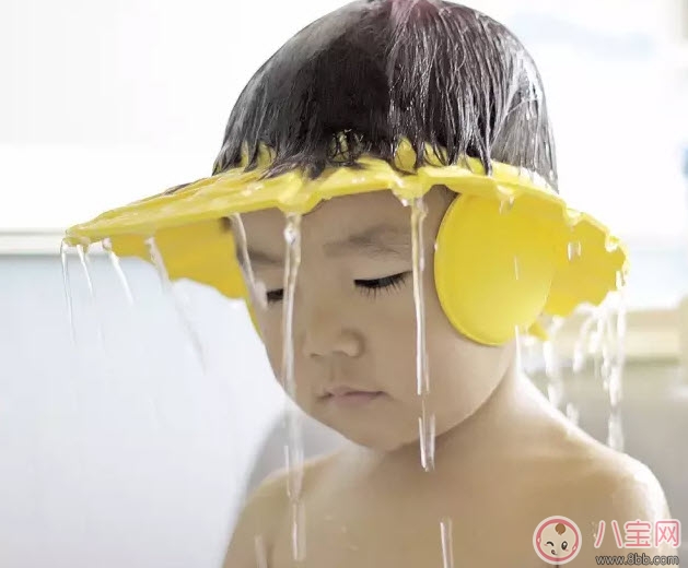 寶寶洗澡耳朵進水了怎么辦 怎么判斷寶寶耳朵進水(搖頭挖耳朵) 寶寶洗澡耳朵進水了怎么辦 怎么判斷寶寶耳朵進水(搖頭挖耳朵)
