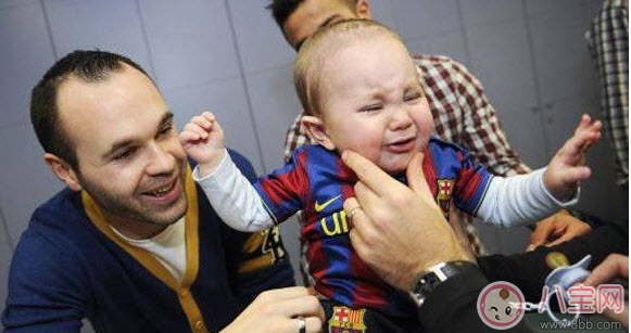 寶寶認生怎么辦 寶寶認生好還是不認生好(為什么有些寶寶不認生)