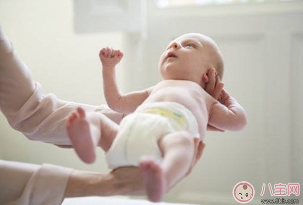 三個(gè)月寶寶拉肚子有泡沫怎么辦 寶寶多半受涼了(穿肚兜) 三個(gè)月寶寶拉肚子有泡沫怎么辦 寶寶多半受涼了(穿肚兜)
