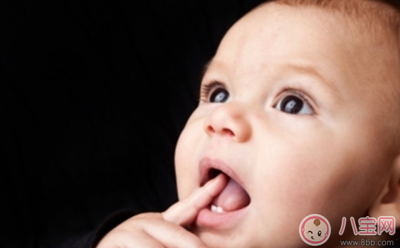 嬰兒長牙齒晚上睡不好怎么辦 寶寶長牙齒晚上躁動不安 嬰兒長牙齒晚上睡不好怎么辦 寶寶長牙齒晚上躁動不安