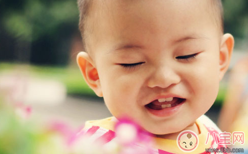 嬰兒長牙齒晚上睡不好怎么辦 寶寶長牙齒晚上躁動不安 嬰兒長牙齒晚上睡不好怎么辦 寶寶長牙齒晚上躁動不安