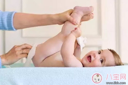 夏天用紙尿褲好還是用尿布好 尿布和紙尿褲哪個(gè)好