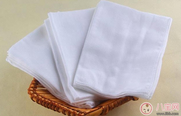 夏天用紙尿褲好還是用尿布好 尿布和紙尿褲哪個(gè)好