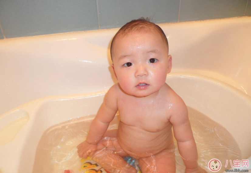 開(kāi)掛民族給孩子洗澡簡(jiǎn)直麻利 夏天怎么給寶寶洗澡