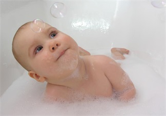 開掛民族給孩子洗澡簡直麻利 夏天怎么給寶寶洗澡