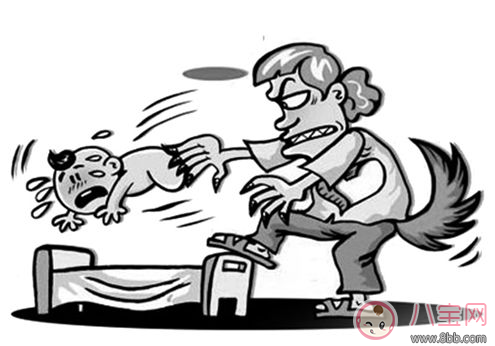 月嫂給嬰兒喂奶拎在半空中晃 照顧孩子到底應不應該請月嫂 月嫂給嬰兒喂奶拎在半空中晃 照顧孩子到底應不應該請月嫂