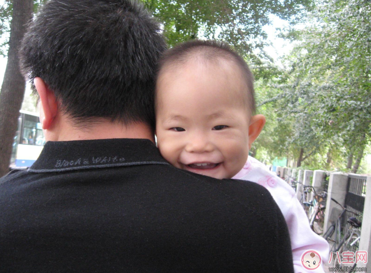 月嫂給嬰兒喂奶拎在半空中晃 照顧孩子到底應不應該請月嫂 月嫂給嬰兒喂奶拎在半空中晃 照顧孩子到底應不應該請月嫂