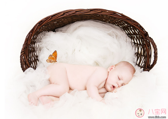 月嫂給嬰兒喂奶拎在半空中晃 照顧孩子到底應不應該請月嫂 月嫂給嬰兒喂奶拎在半空中晃 照顧孩子到底應不應該請月嫂