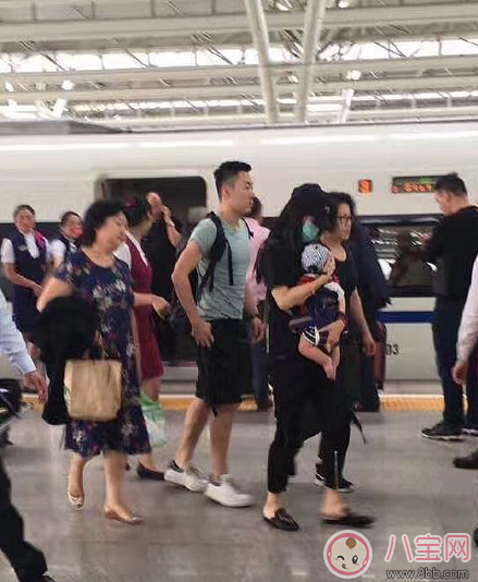 Baby小海綿坐高鐵圖片 幾個(gè)月的嬰兒可以坐高鐵需要注意什么