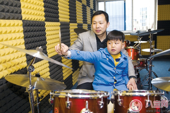 男孩子沉迷游戲有辦法 學(xué)習(xí)一門(mén)特長(zhǎng)魅力高