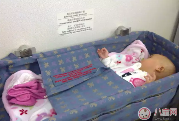 Baby抱小海綿坐高鐵 嬰兒多大可以坐飛機(3個月以上) Baby抱小海綿坐高鐵 嬰兒多大可以坐飛機(3個月以上)