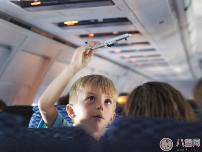 Baby抱小海綿坐高鐵 嬰兒多大可以坐飛機(3個月以上) Baby抱小海綿坐高鐵 嬰兒多大可以坐飛機(3個月以上)