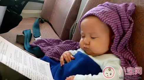 Baby抱小海綿坐高鐵 嬰兒多大可以坐飛機(3個月以上) Baby抱小海綿坐高鐵 嬰兒多大可以坐飛機(3個月以上)