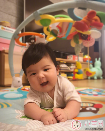 賈靜雯女兒Bo妞三個多月會翻身了 寶寶多大會翻身(4-7個月)