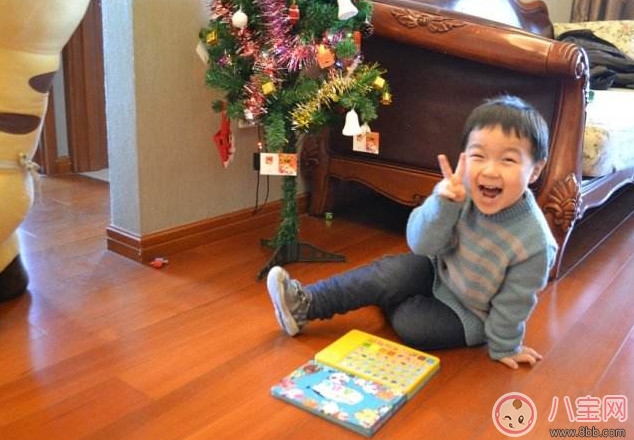 電閃雷鳴中5歲小女孩撥通110 孩子一個(gè)人在家應(yīng)該注意什么