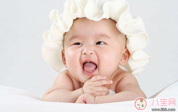 夏天寶寶脖子被淹和起痱子的區(qū)別在哪里(圖文) 夏天寶寶脖子被淹和起痱子的區(qū)別在哪里(圖文)