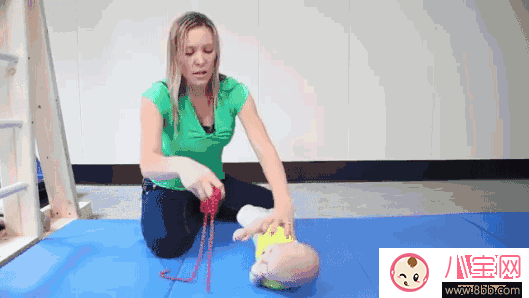 如何幫助寶寶翻身 寶寶遲遲不翻身的原因 如何幫助寶寶翻身 寶寶遲遲不翻身的原因