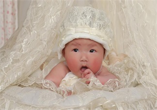 蚊子愛咬寶寶是因?yàn)閷殞毷荗型血? 別被謠言所騙