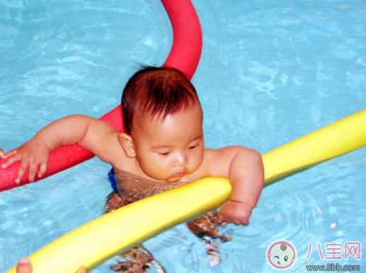 1歲寶寶練習(xí)游泳教程 1歲寶寶怎么學(xué)游泳 1歲寶寶練習(xí)游泳教程 1歲寶寶怎么學(xué)游泳