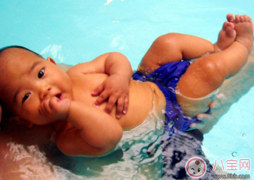 1歲寶寶練習(xí)游泳教程 1歲寶寶怎么學(xué)游泳 1歲寶寶練習(xí)游泳教程 1歲寶寶怎么學(xué)游泳