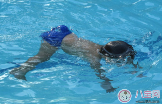 1歲寶寶練習(xí)游泳教程 1歲寶寶怎么學(xué)游泳 1歲寶寶練習(xí)游泳教程 1歲寶寶怎么學(xué)游泳