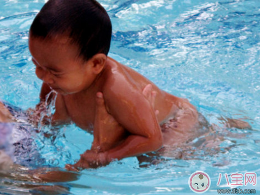 1歲寶寶練習(xí)游泳教程 1歲寶寶怎么學(xué)游泳 1歲寶寶練習(xí)游泳教程 1歲寶寶怎么學(xué)游泳