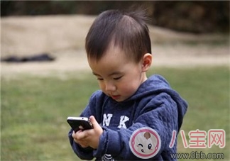 孩子喜歡玩手機(jī)怎么辦   怎么讓孩子正確使用手機(jī)