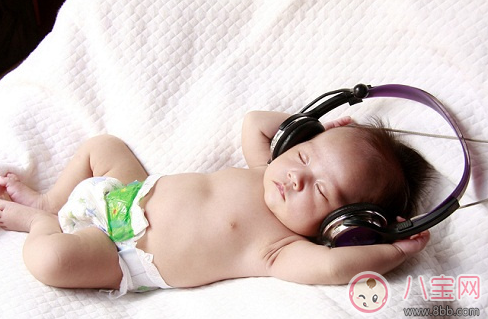 嬰兒睡覺一驚一驚的怎么回事 寶寶睡覺時(shí)抽搐什么原因